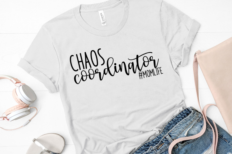 Free Chaos Coordinator SVG. Mom life SVGs are the best and we juggle it all! Have fun making this fun DIY project you can make with your Cricut for a perfect beginner cricut project #momlife #svg #momsvg #cricut #freesvg