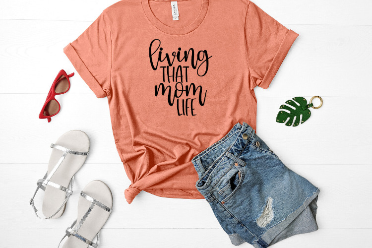 Free Living that mom life SVG. Mom life SVGs are the best! Have fun making this fun DIY project you can make with your Cricut #momlife #svg #momsvg #cricut #freesvg